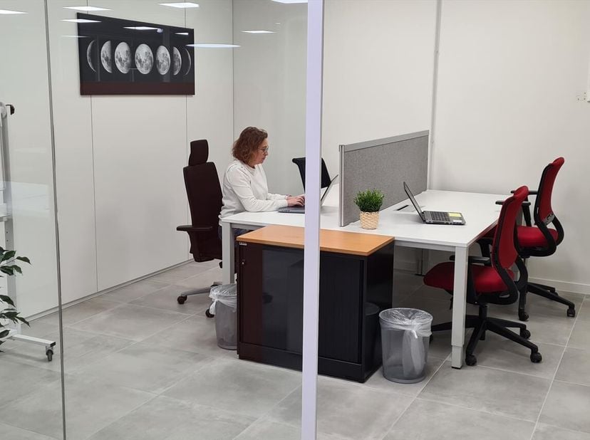 Bij Space2connect.be kan u terecht voor een werkplek of een volledig gemeubeld kantoor dat flexibel kan gehuurd worden vanaf 1 maand.<br />
Het kantoo