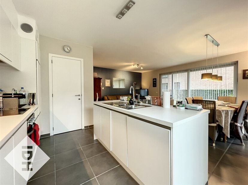 In het hart van een luxe residentie, rustig en veilig, appartement als nieuw met 2 slaapkamers, terras + tuin en parkeerplaats in de kelder.<br />
Ink