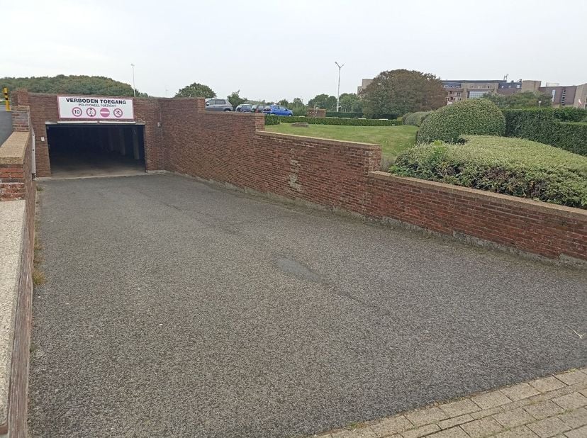 Residentie Neptunus Afgesloten garagebox te koop in afgesloten, ondergronds complex. Deze is gelegen in de A. Ruzettelaan 183, vlakbij het einde van d