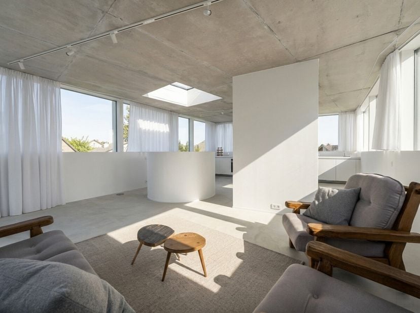 Villa La Finta Nonna is een bijzondere architectenwoning waar elk detail zorgvuldig werd doordacht. De architectuur zoekt een evenwicht tussen openhei