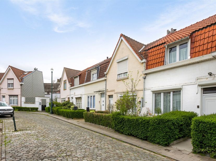 Vous recherchez un logement prêt à emménager dans un quartier animé et facilement accessible ? Alors cette charmante maison située à Molenbeek-Saint-J