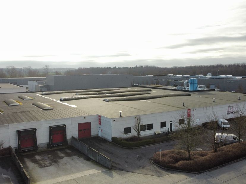Dit magazijn van 6.177m² met recent vernieuwde kantoren van 123m² is gelegen in bedrijventerrein Kampveld te Oostkamp, op enkele minuten van de E40.&amp;n