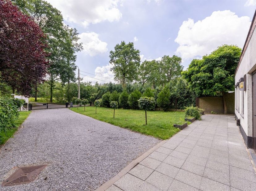 Maison de vacances à rénover sur un terrain de 553 m². Située dans un cadre calme et verdoyant à Westmeerbeek, avec toutes les commodités à proximité.