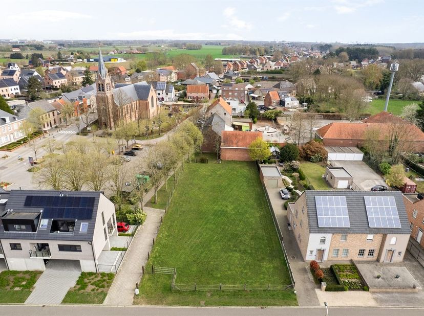 Bouwgrond van 5a37ca voor halfopen bebouwing op rustige ligging in Geel<br />
Gelegen in een rustige, landelijke straat in Geel, combineert deze bouwg