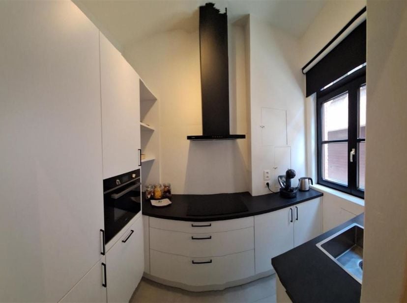 La Schaalstraat relie les deux principales rues commerçantes, la Bruul et l'Ijzerenleen. Cette maison, rénovée en 2023, dispose d'un petit jardin urba