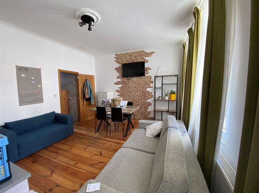 Gemeubeld 1 slaapkamer appartement op ideale locatie!<br />
Indeling: Woonkamer, terrasje, keuken, badkamer, slaapkamer<br />
Beschrijving: We betrede