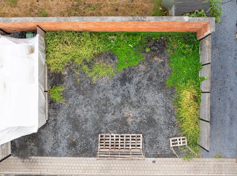 Dit braakliggende perceel grond is gelegen in de dorpskern van Roesbrugge.<br />
Mogelijkheden:<br />
- bouwen garage(s)<br />
- parking voor wagens<b