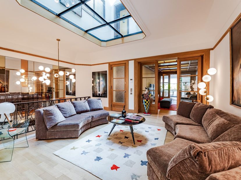 Situé à quelques pas de la Place Brugmann cet hôtel de maître de 1926 de 610m² avec jardin réalisé par l'architecte Alfred Nyst incarne le raffinement