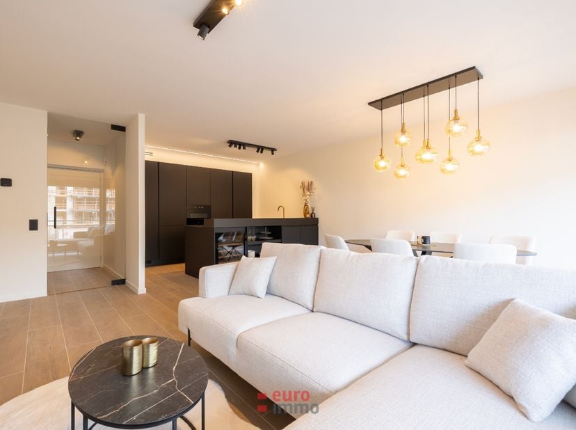 Appartement sublimement rénové avec finitions haut de gamme et grande terrasse<br />
Cet appartement a été rénové avec un souci du détail exceptionnel