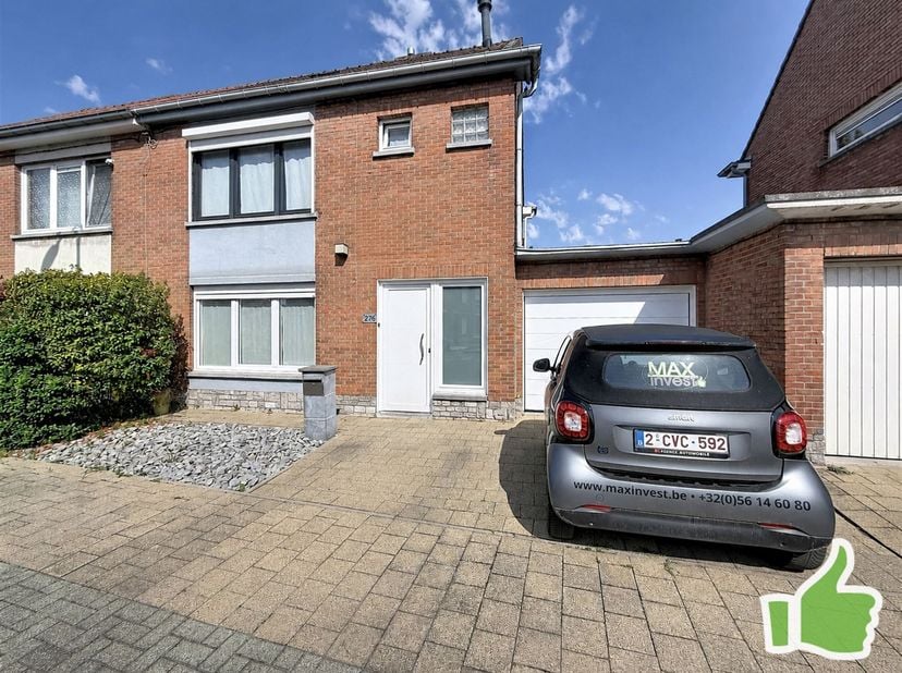 À Mouscron, jolie maison d'habitation et construction solide. Bâtie avec des étages en béton, elle offre une base fiable et durable, idéale pour un pr