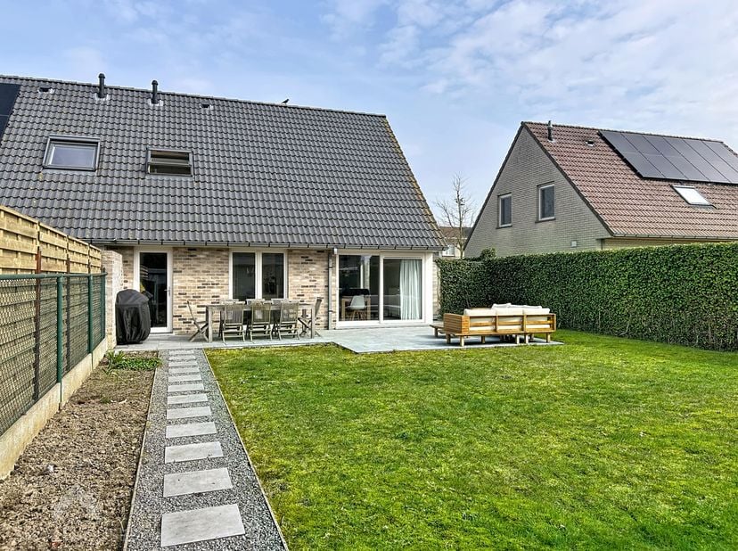 Subliem gelegen halfopen bebouwing op 460m² bestaande uit een inkomhal met gastentoilet, lichtrijke leefruimte met eet-en zithoek, uitgeruste keuken,