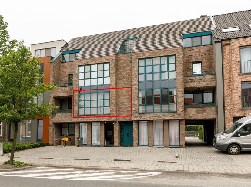 Ruim appartement met 2 slaapkamers, terras en parking nabij het centrum van Ravels. <br />
 Locatie: Dit appartement bevindt zich op de grote baan nab
