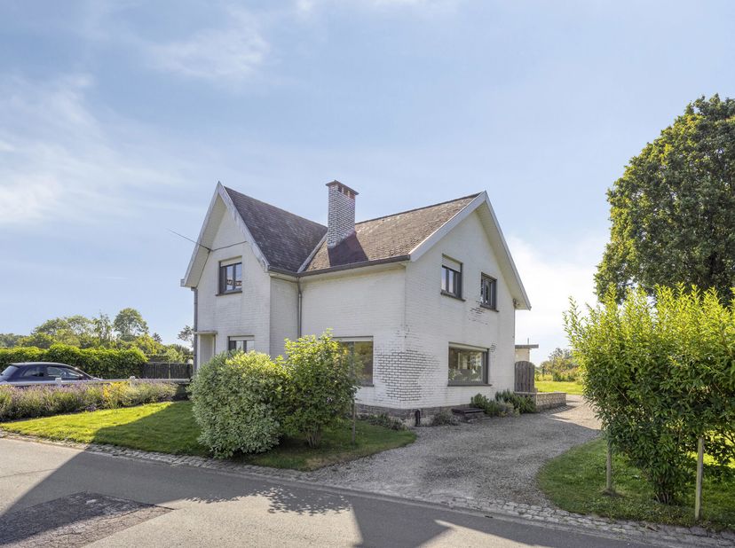 Rustig gelegen 4-gevel ééngezinswoning op een perceel van maar liefst 26are04ca. Deze op te frissen woning bevindt zich op wandelafstand van het centr