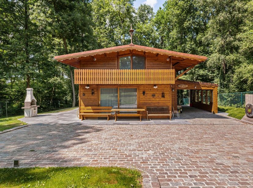 Prachtige chalet op een perceel van maar liefst 3.107 m² waar permanent wonen is toegelaten.<br />
<br />
Deze kwalitatieve woning werd opgetrokken in