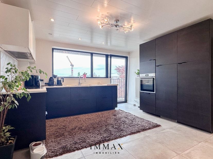 Dit ruime appartement, gelegen aan De Platse in Sint-Andries, werd in 2021 volledig gerenoveerd met bijzondere aandacht voor functionaliteit en hedend