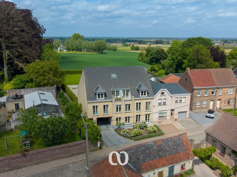 Ben jij op zoek naar een ruim gelijkvloers appartement met drie slaapkamers en een privétuin in het landelijke Huise? Gevonden!<br />
<br />
De rustig
