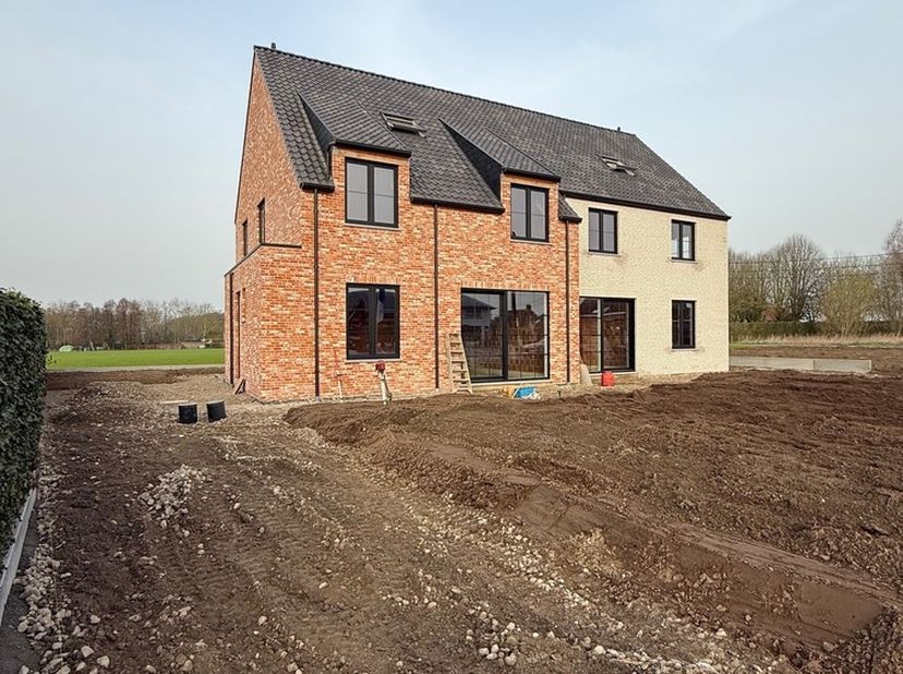 In Meulebeke bouwt Gino Feys binnenkort 2 nieuwbouwwoningen op een gunstige ligging.<br />
De woningen op lot 3 en lot 4 staan water- en winddicht.<br