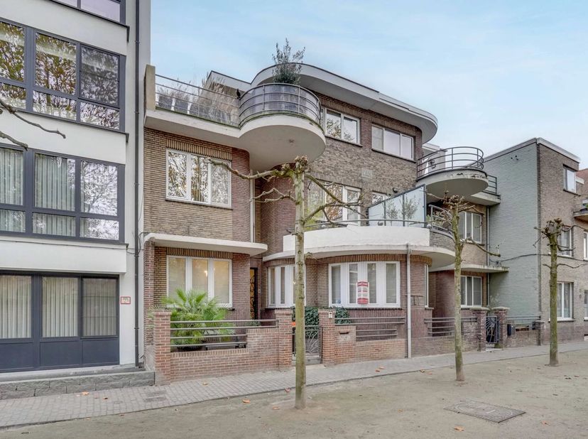 Deze stadswoning werd gebouwd in de jaren '30 in volledige art-deco stijl. Ze werd in de loop van de jaren gerenoveerd met oog voor de authentieke ele