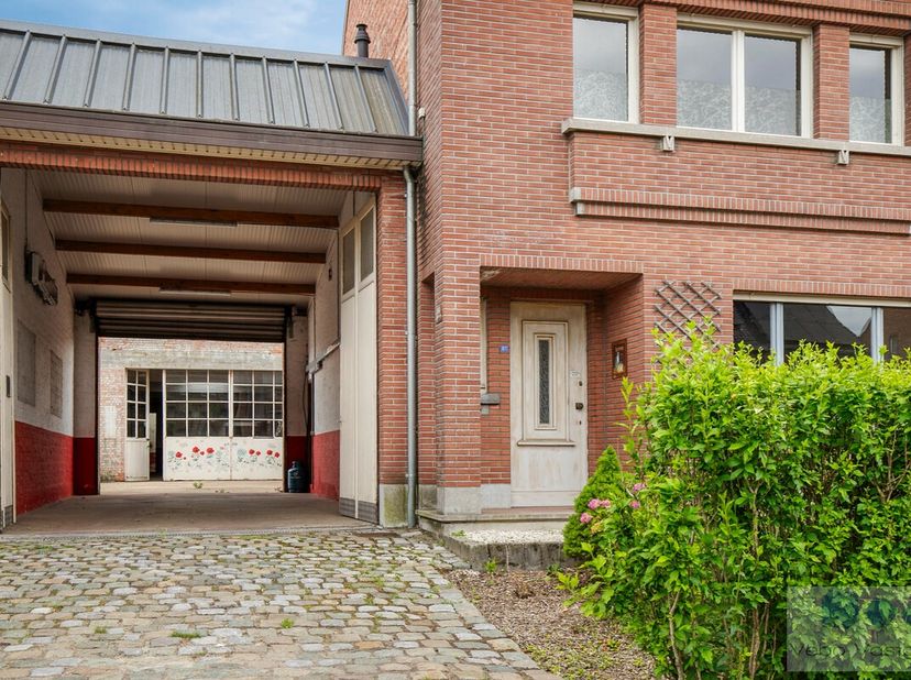 Veelzijdige woning met ruim magazijn (612 m²) op gunstig perceel van 1264&amp;nbsp;m² te Keerbergen.<br />
<br />
Deze voormalige Citroën garage bevindt z