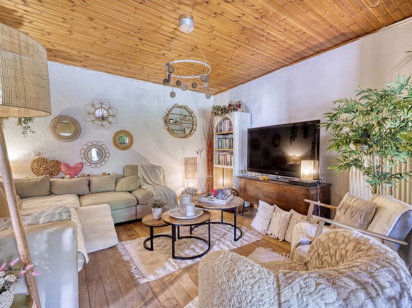 Venez découvrir sans plus tarder cette charmante maison avec garage et jardin à Vance! Avec plus de 200m2 habitables, elle sera parfaite pour y accuei