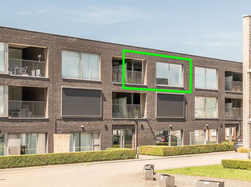 Dit moderne appartement, MET ondergrondse staanplaats, is gelegen op de tweede verdieping van een groot en modern complex, en je bereikt het via zowel
