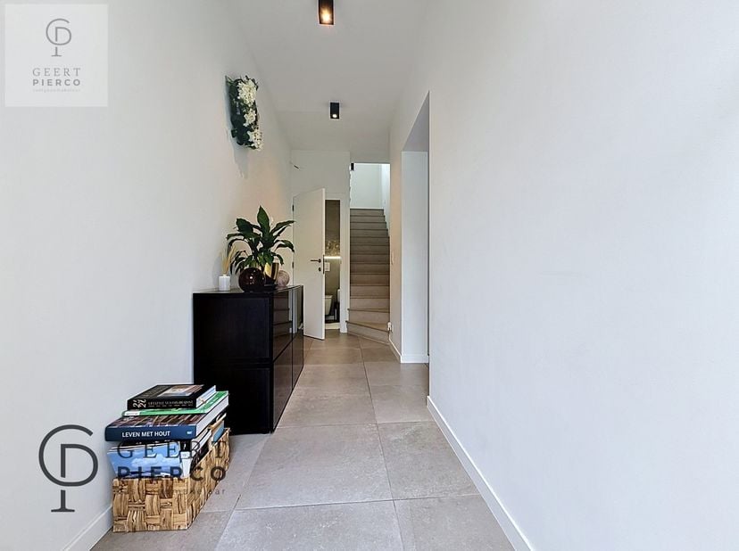 Welkom in de Waasmontstraat, waar stijl en rust samenkomen in deze prachtige woning.<br />
<br />
Gelegen op een mooie locatie biedt deze woning de id