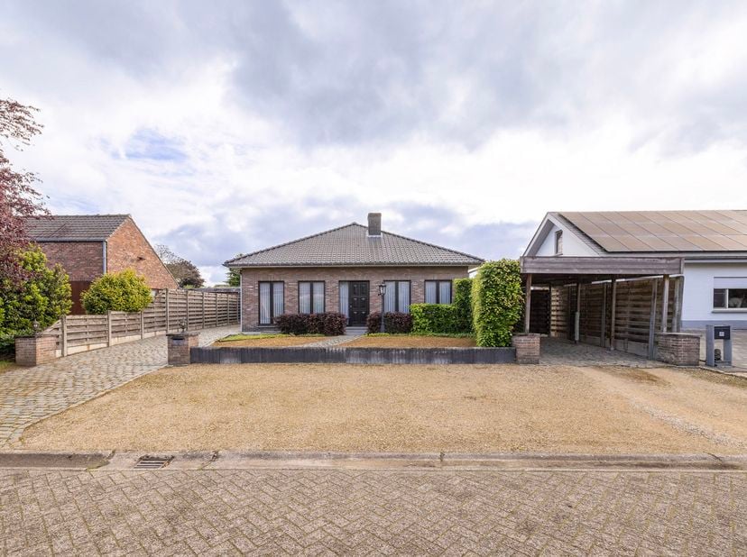 Goed onderhouden laagbouwwoning met 3 slaapkamers, garage en omheinde tuin, gelegen in een rustige buurt doch zeer centraal. <br />
Indeling: inkomhal