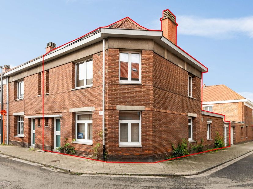 127 u00Gerenoveerde hoekwoning met 3 slaapkamers en tuin<br />
Deze gerenoveerde gezinswoning met 3 slaapkamers is gelegen op een gunstige locatie in