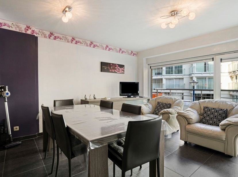 Ontdek dit charmante instapklare appartement met twee slaapkamers en kelder. Gelegen in een rustige zijstraat van de zeedijk, biedt het een perfecte c