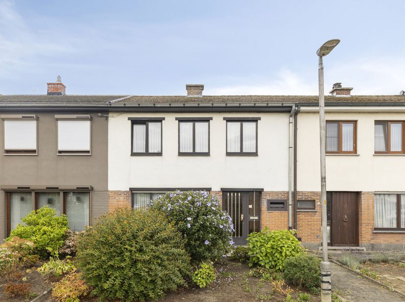 Topaanbieding in een rustige residentiële wijk!<br />
Ontdek deze charmante gesloten bebouwing met een mooie, zonnige tuin én ruime garage met praktis