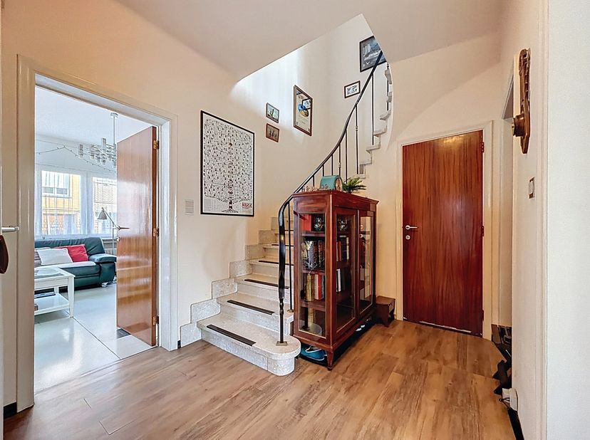 Située au 105 rue du Château Beyaerd à Laeken, cette charmante maison 3 façades séduit par ses beaux volumes, son environnement résidentiel et son imp
