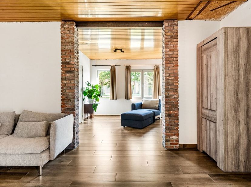 Charmante HOB op 842m²<br />
Gelegen in de rustige en gegeerde buurt Voorthoek in Stekene, geniet deze halfopen bebouwing van een ideale combinatie tu