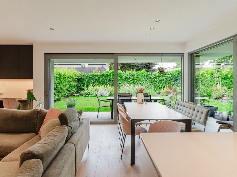 LIGGING<br />
Gelegen in een aangename, doodlopende en residentiële straat in Destelbergen, biedt dit appartement een uitstekende combinatie van rust,