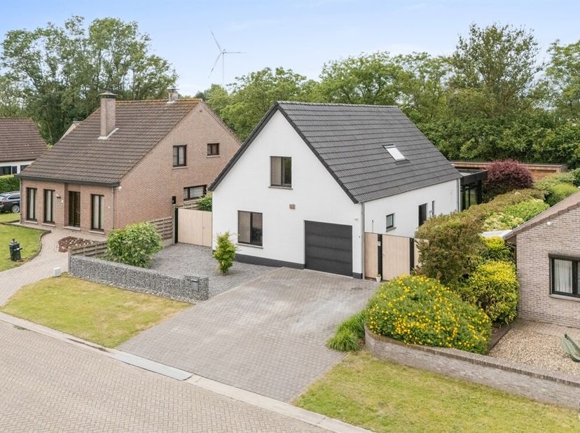 In een gegeerde wijk op wandelafstand van het centrum van Brecht bevindt zich deze vernieuwde woning met stijlvolle en lichtrijke uitbouw.<br />
De wo