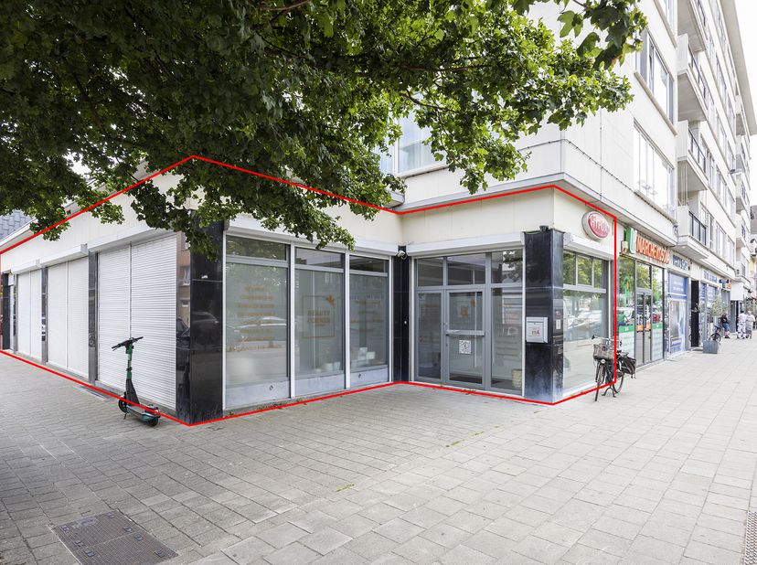VERHUURDE HANDELSRUIMTE -<br />
Verhuurd handelsgelijkvloers. <br />
Het pand maakt deel uit van een appartementsgebouw en wordt momenteel uitgebaat a