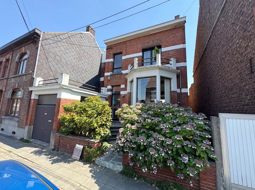 Prix: Offre à partir de 229.000 euros, frais d'agence non inclus et à charge de l'acquéreur. <br />
<br />
Grande maison d'habitation, proposant de