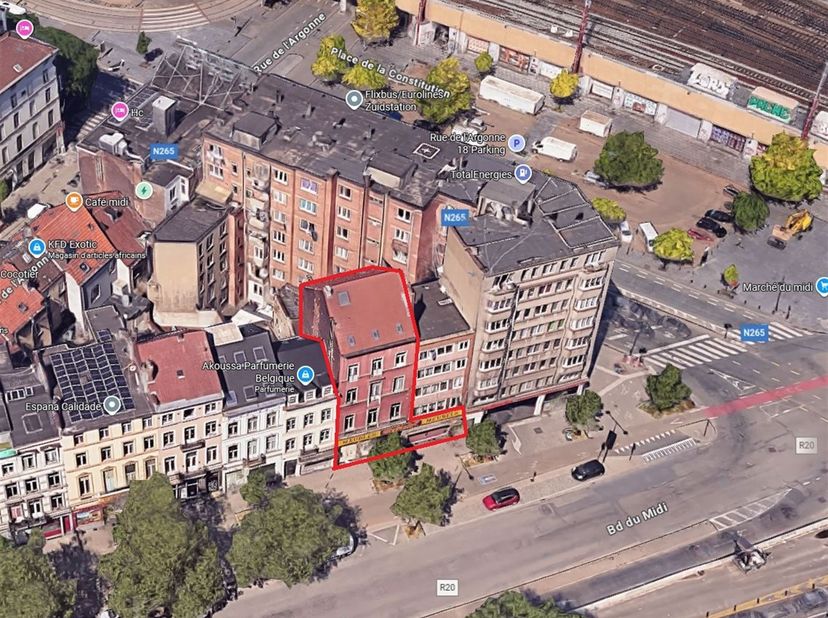 Property One vous propose une spacieuse maison unifamiliale avec commerce au rez-de-chaussée, idéalement située à quelques pas de la Gare du Midi. Le