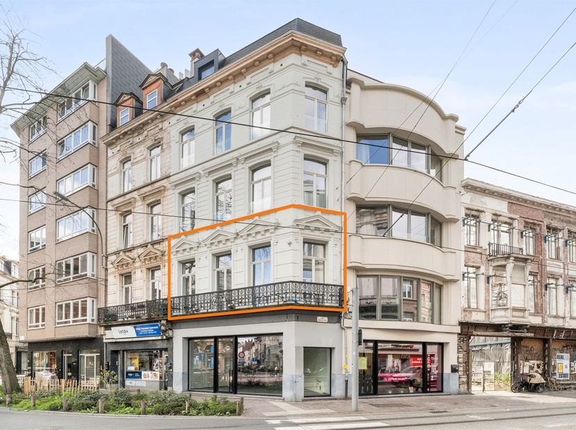 Dit charmante appartement bevindt zich in het bruisende hart van Gent, gelegen in een karakteristiek hoekpand op de eerste verdieping. Beschikbaar: na