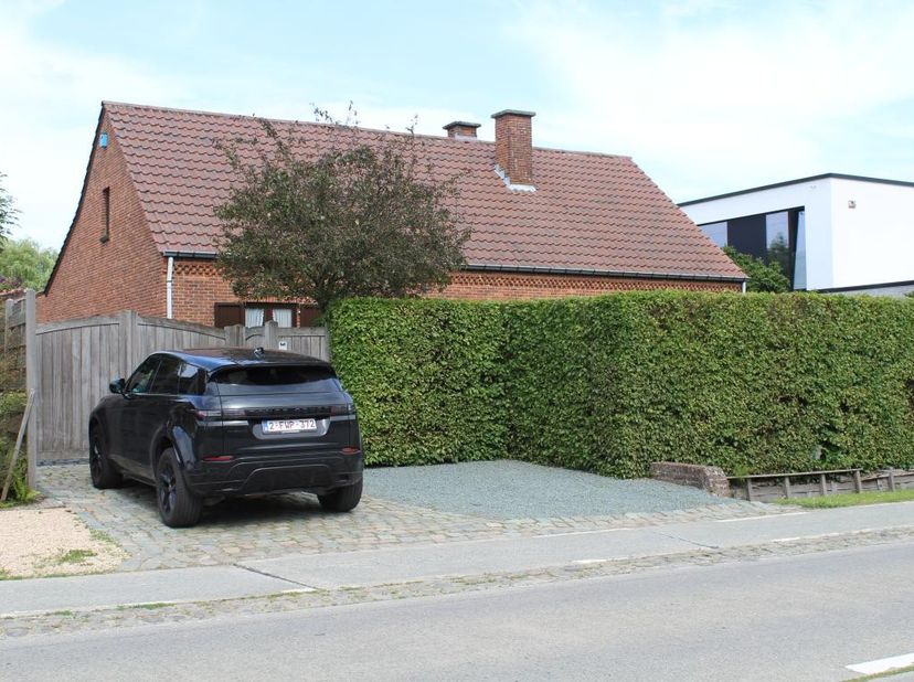 Deze goed onderhouden instapklare woning, met alle voorzieningen op het gelijkvloers is gelegen in het meer landelijke gedeelte van Lier en is perfect