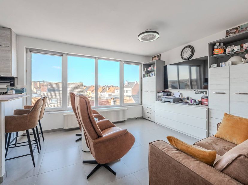Dit lichtrijk en onderhouden appartement te koop is gelegen op de derde verdieping van de Residentie Schapenstraat te Stene (Oostende). Dit appartemen