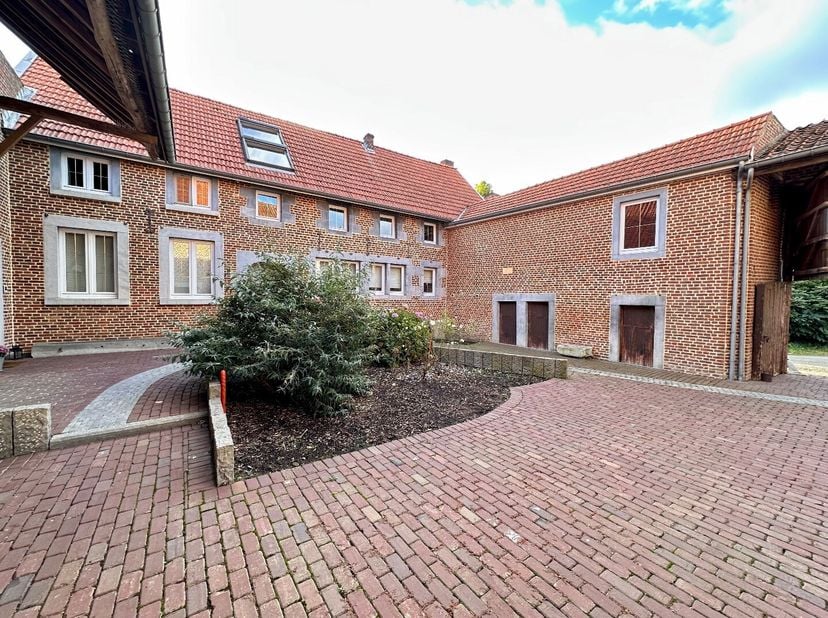 Ontdek deze prachtige woning, een stijlvolle vleugel van een karaktervolle vierkantshoeve, gelegen in het rustige en groene Rutten. Deze unieke eigend