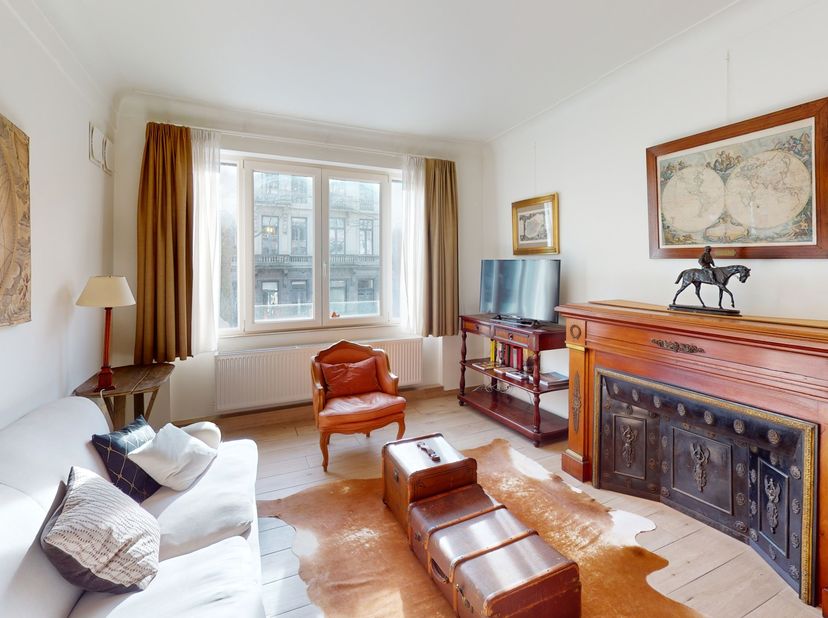 Stijlvol gemeubeld appartement op een steenworp van het Centraal Station<br />
Indeling: Hal, vestiaire en separaat toilet. Ruime sfeervolle leefruimt
