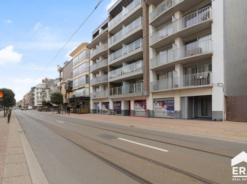 La Panne: Rez-de-chaussée commercial spacieux près du centre: La surface commerciale est située dans la résidence "Akina" récemment construite, à deux