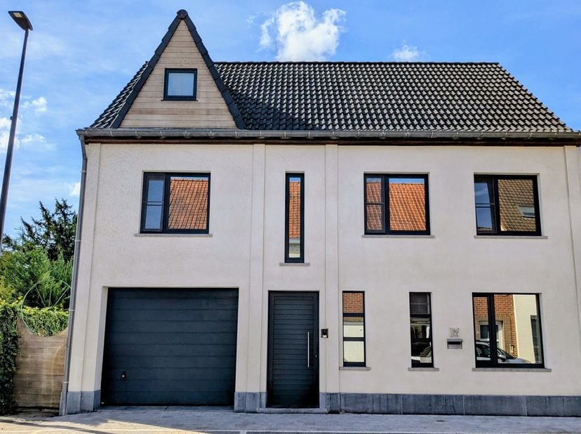 Unieke eigendom op 970 m², gelegen in het gezellig en groene Doomkerke bestaande uit een riante inkomhal met gastentoilet, een lichtrijke leefruimte m