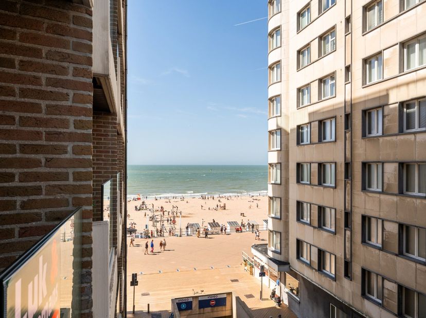 Appartement met 2 slaapkamers gelegen in de Residentie BELVEDERE, het hoekgebouw met Albert I Promenade (zeedijk) en de Hertstraat, gelegen in het bru
