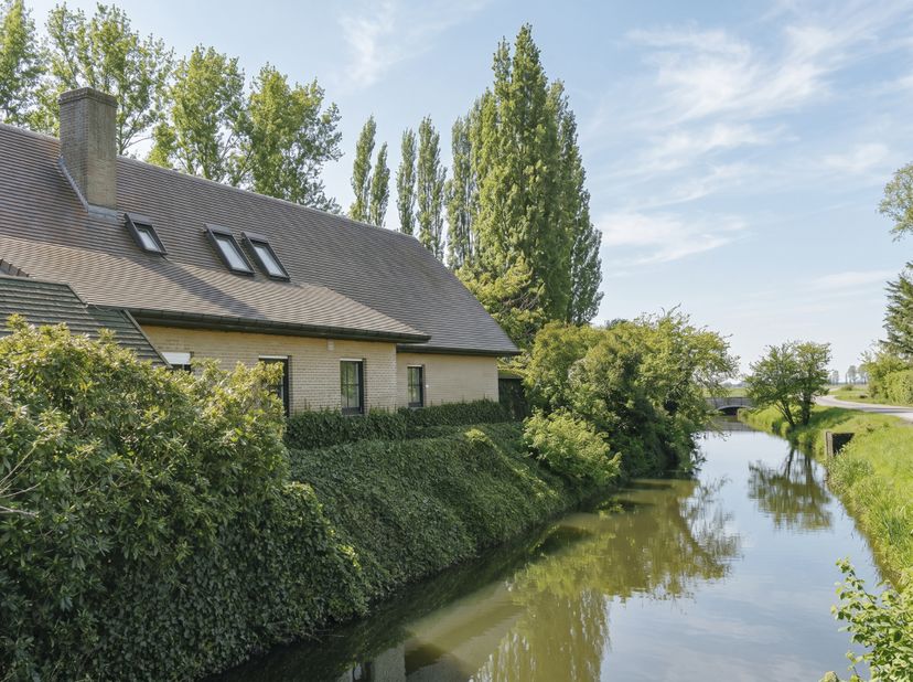 Aan de oevers van de Grote Beverdijkvaart in Diksmuide ligt dit uitzonderlijke domein van ca. 2 hectare. Het geheel omvat een villa van ca. 328 m², ee