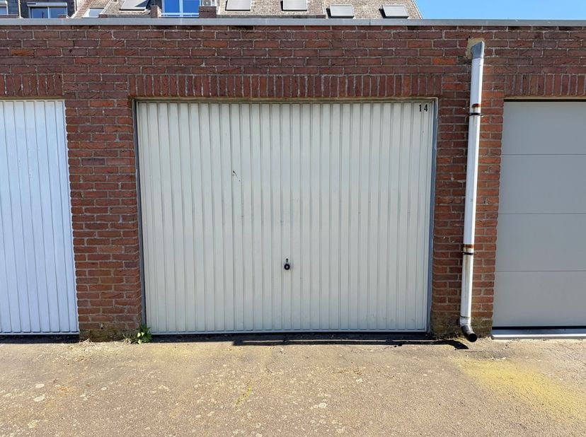 Goed onderhouden garagebox, centraal gelegen aan de Naamsesteenweg 143 (Garage 14) in het centrum van Sint-Truiden.<br />
<br />
Deze droge garagebox