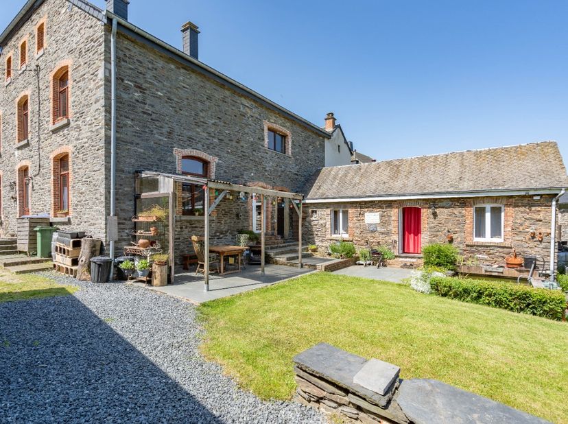ERA B-LUX stelt deze authentieke halfopen woning voor, ideaal gelegen in het hart van Herbeumont, in een rustige en groene omgeving vlak bij alle voor