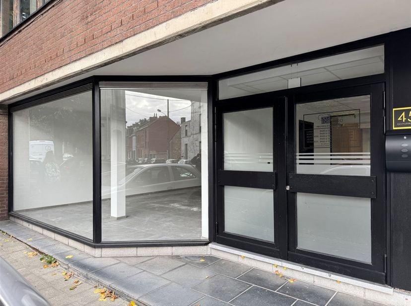 Prix: 700 euros/ mois, deux mois de caution. <br />
Bâtiment multi-usage comprenant: <br />
Rez: Espace ouvert<br />
Surface du bâtiment : 80 m2 <br /