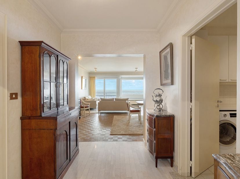 Zonnig 3-slaapkamerappartement met frontaal zeezicht, uitstekend gelegen aan het Albertplein, op een absolute toplocatie in het hart van het Zoute. In